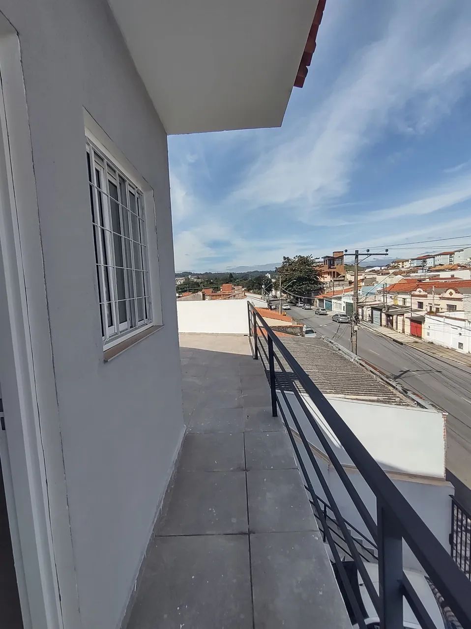 Kitnet ampla e arejada com espaço extra
