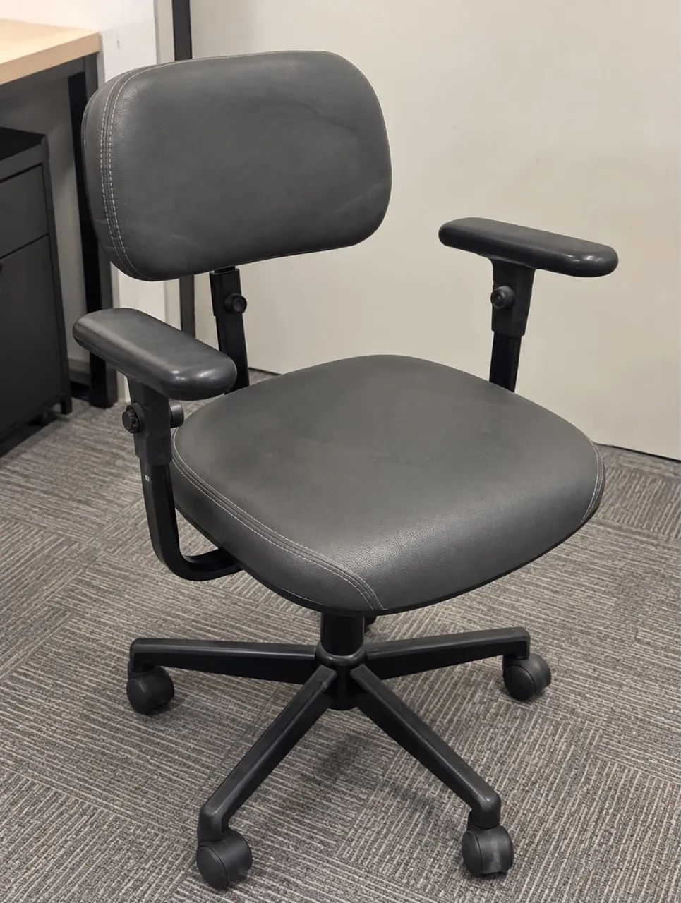 Cadeira escritório Giroflex Slim corvin cinza 