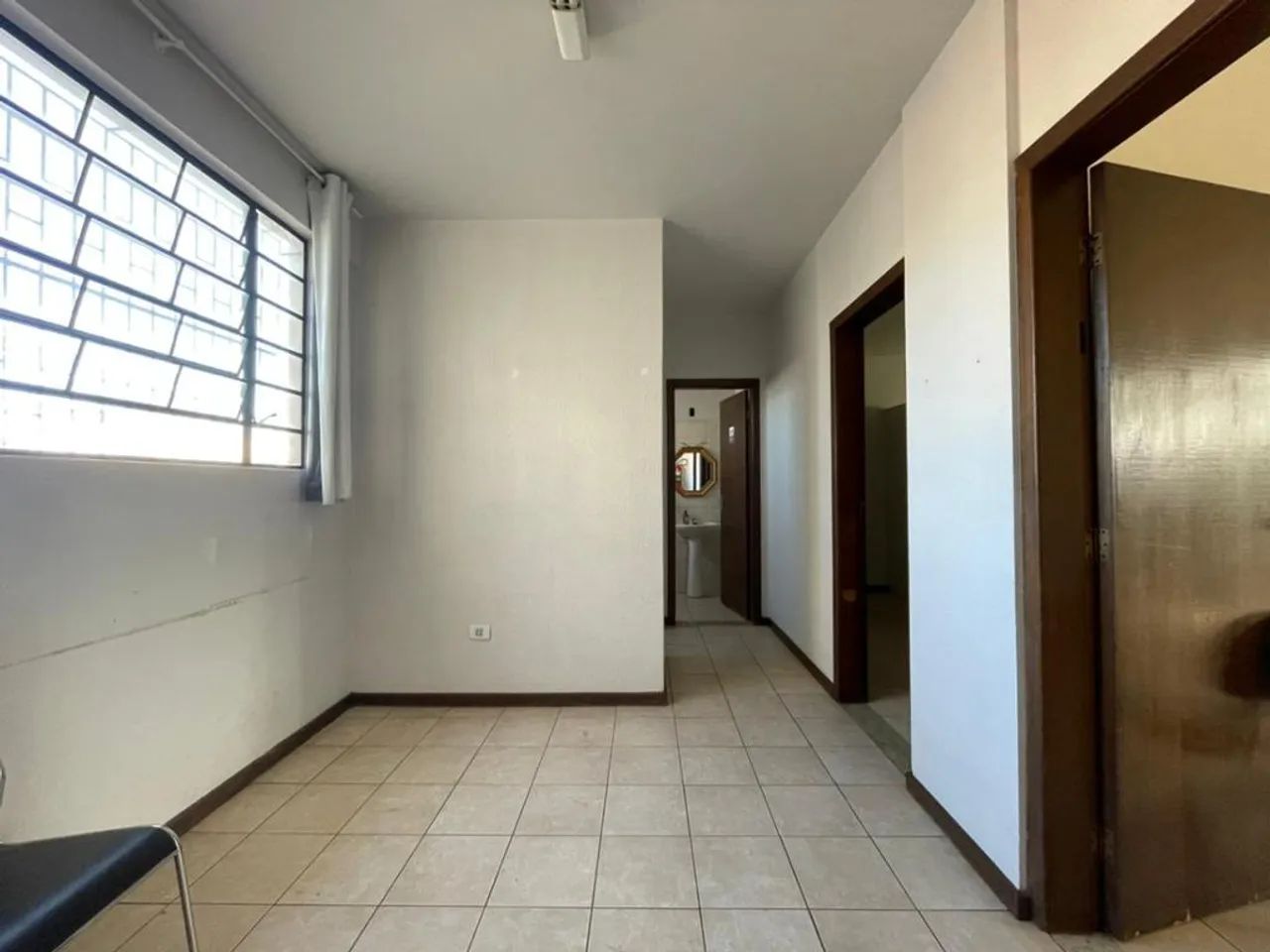 Aluga-se espaço comercial na Zona 02 em Maringá! Com área útil de 50m², este imóvel conta  - Foto 5