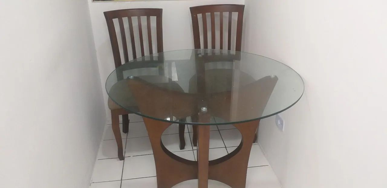 Mesa de madeira com vidro