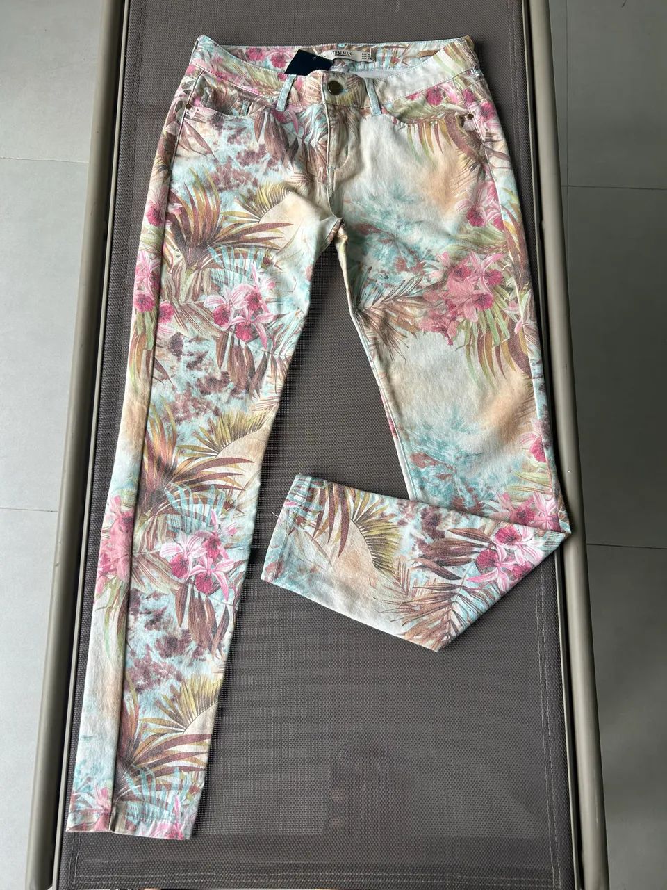 CALÇAS ZARA TAM 38 - PRETA, ESTAMPADA E JEANS BORDADA  - Foto 4