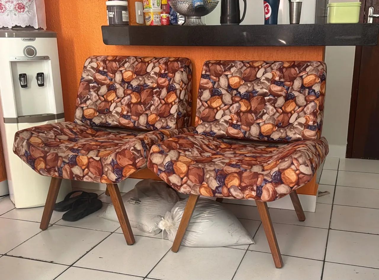 Poltronas com pés em madeira 