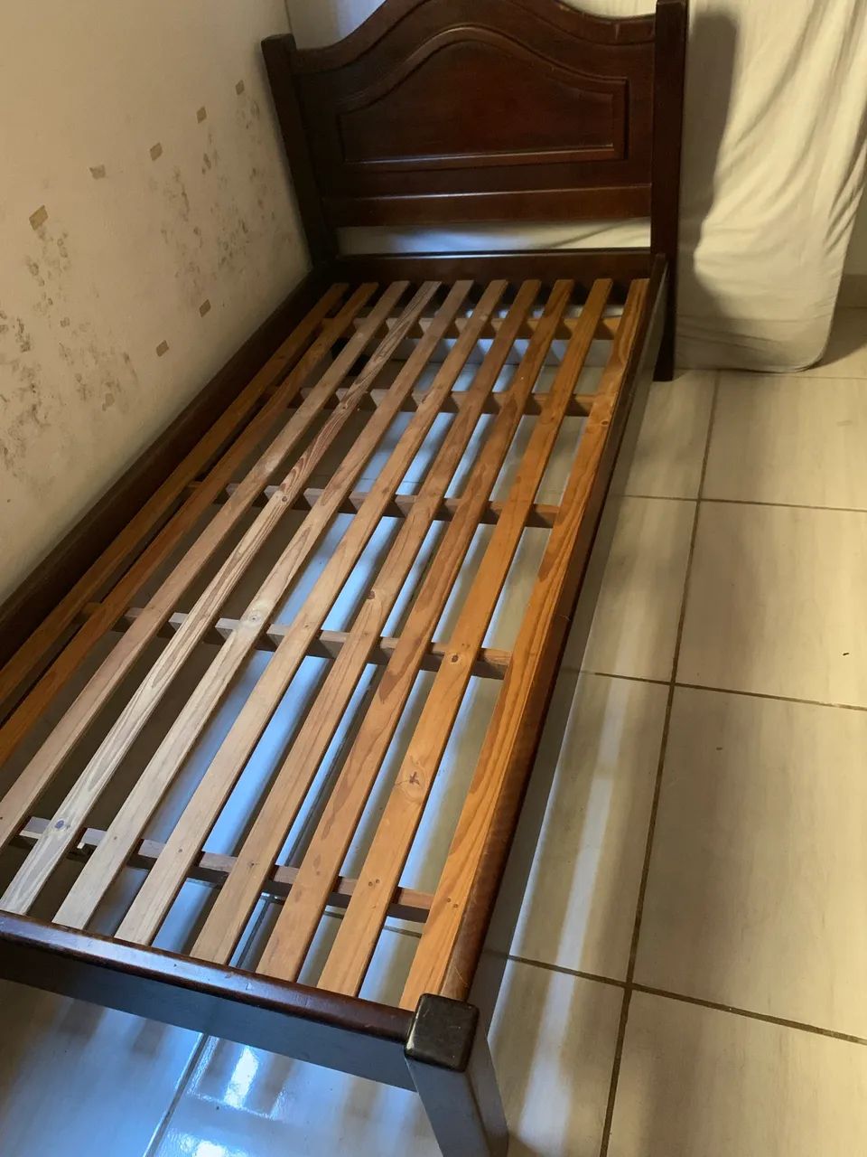  Cama de Solteiro de Madeira - Resistente e Conservada - Foto 2