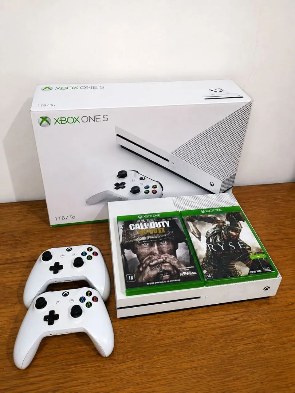 Xbox One S 1Tb com 2 Controles e 2 Jogos - Foto 2