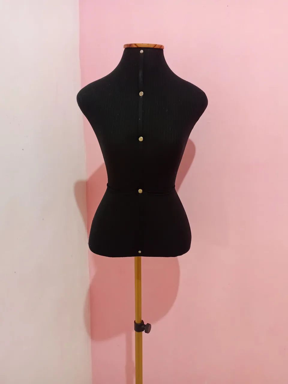 Manequim feminino com pedestal
