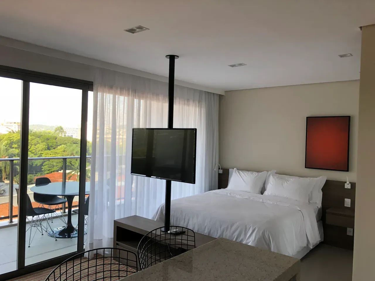 Mude Hoje: Studio Mobiliado em Pinheiros com Varanda e Conforto Total