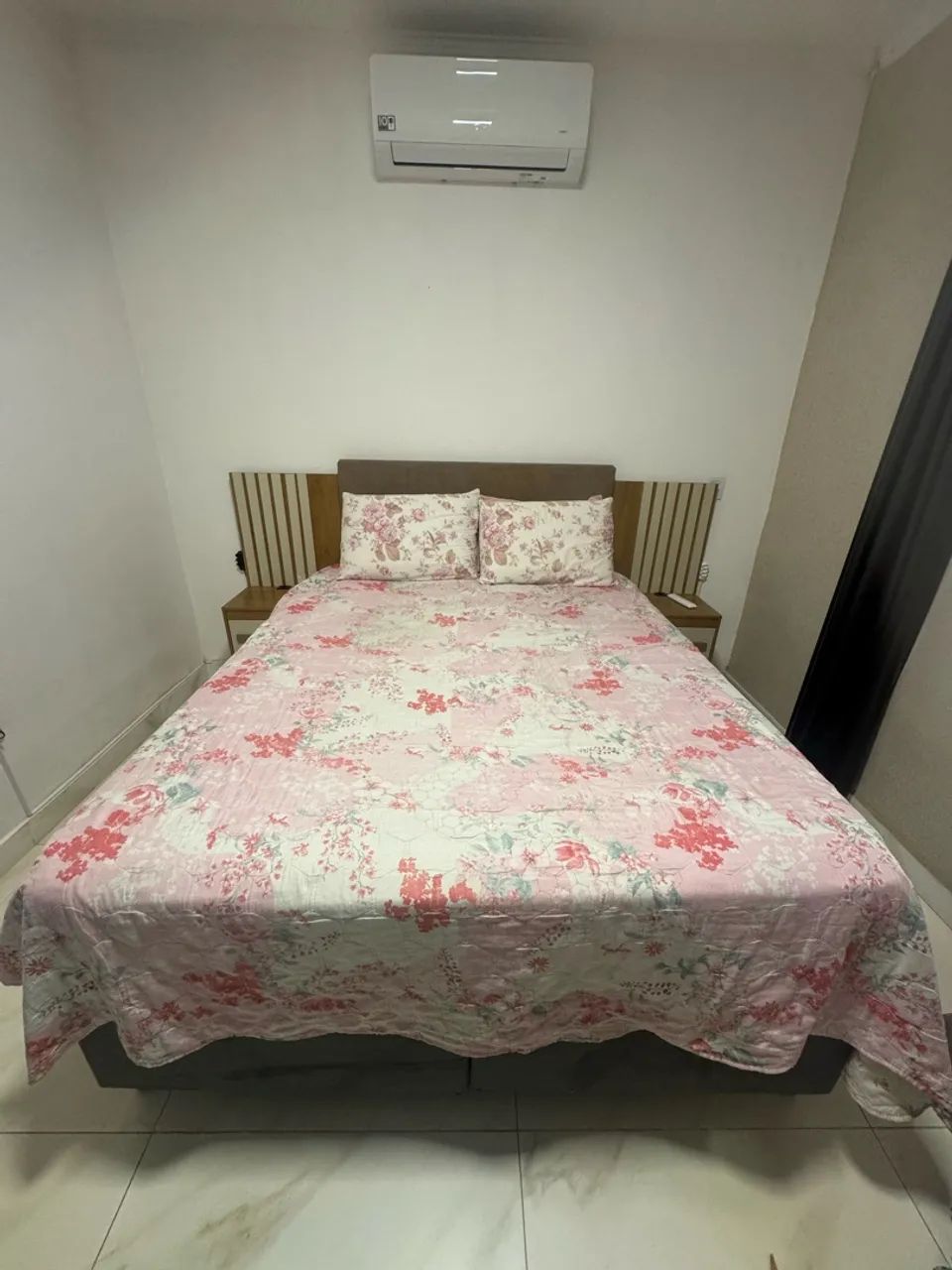Cama de casal queen completa.