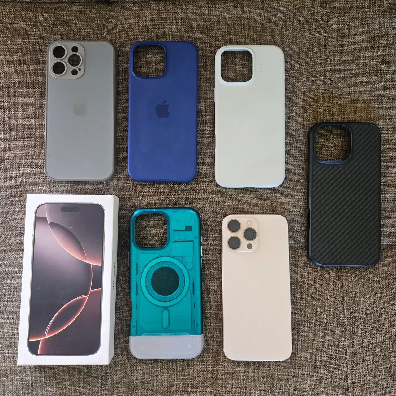 iPhone 16 Pro Max com capinhas 