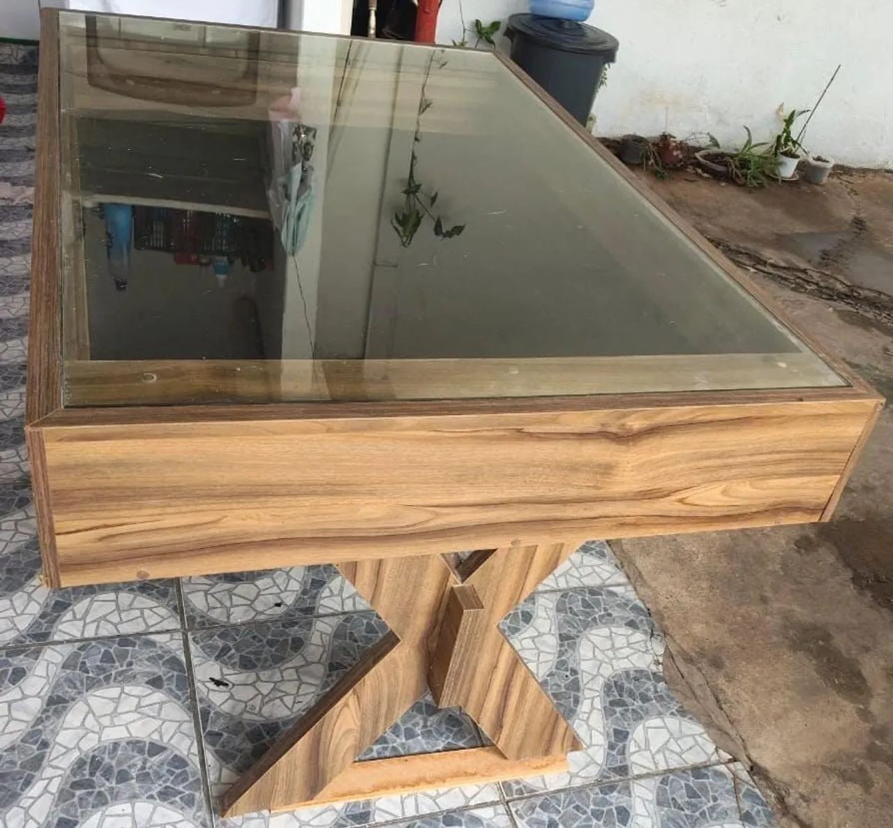 Mesa de mostruário com gaveta