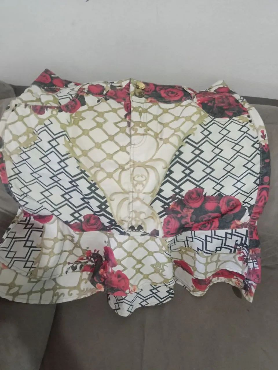 Saia jeans Titanium número 48 com estampas e tem elastano 