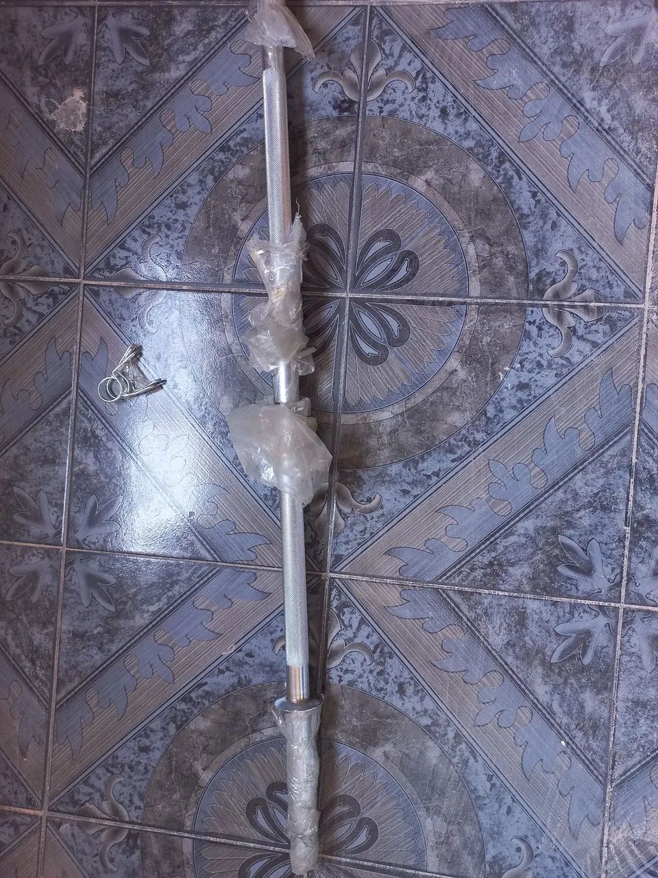 Barra maciça e suporte pra anilhas  - Foto 3