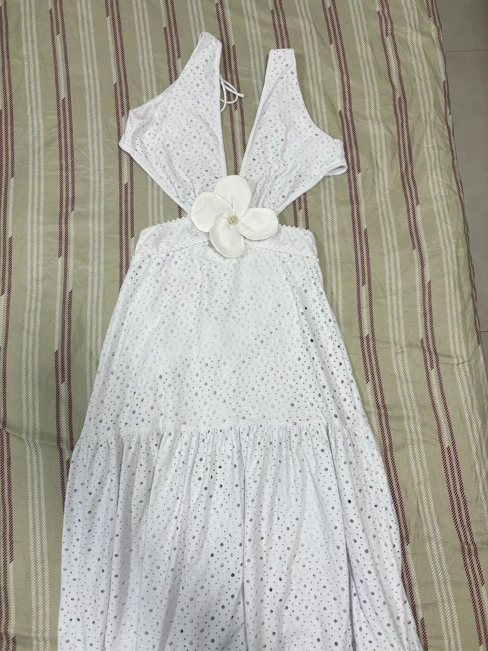 Vestido branco com pétala (tamanho P)