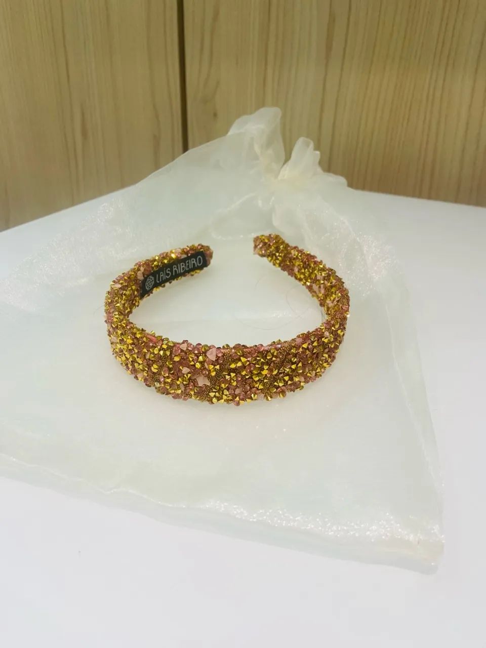Tiara cravejada dourada com pedras rosas - Foto 2