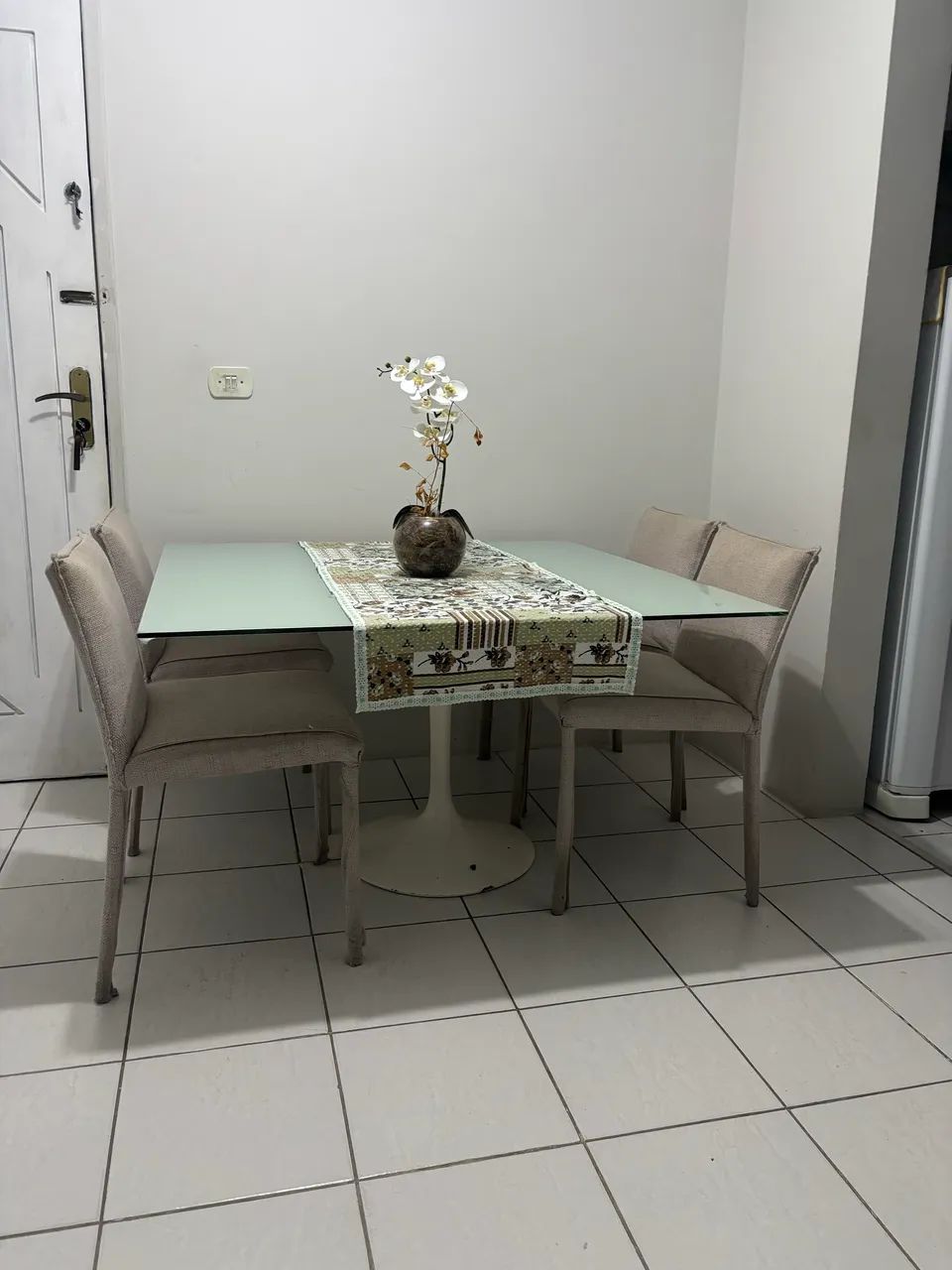 Mesa com 4 cadeiras 