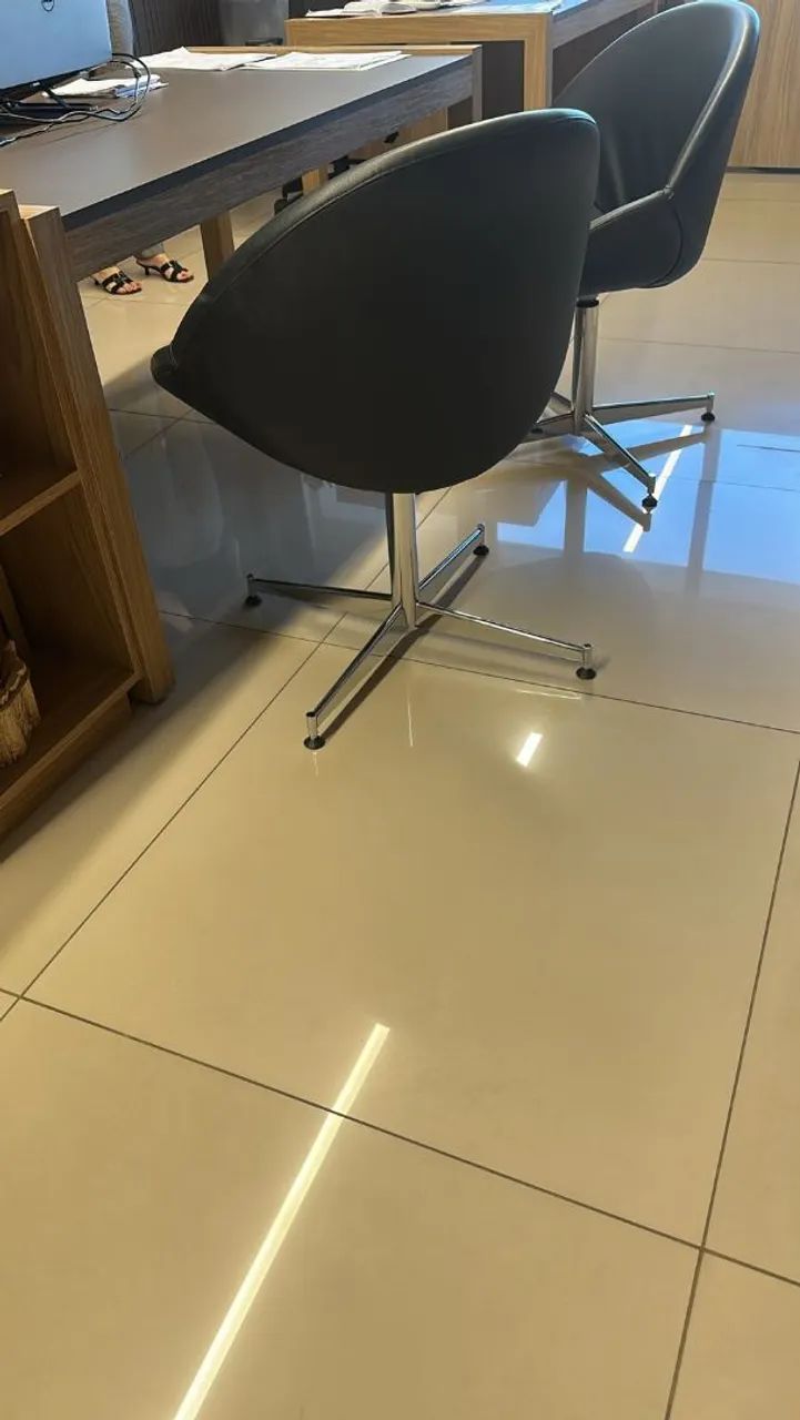 4 Poltronas Giratórias com pés em Inox - Foto 2