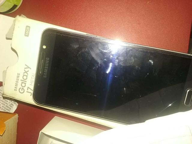 Samsung j7 metal em perfeito estado sem nenhum problema pelicula de vidro bateria topada