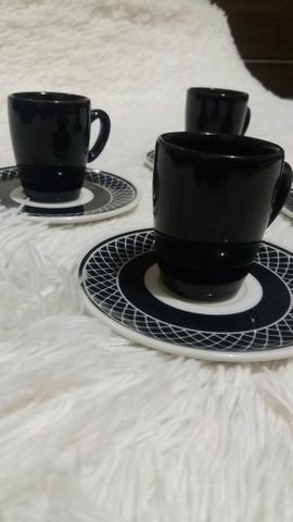 Jogo de 4 xícaras de café + pires. Novo