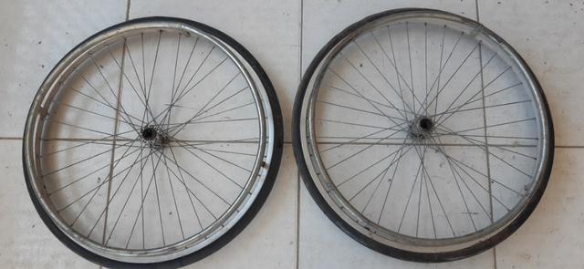 Rodas P/ Cadeira De Rodas Ou Carrinho ( 2 Pneus C/ Aros Em Alumínio ) R$ 100,00