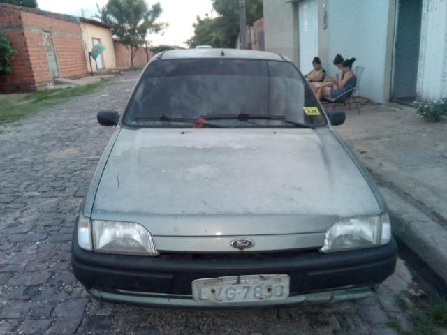 Vendo ou troco esse carro por moto ele não tá andado tem q botar pra rodar