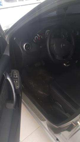 Vendo ou troco sandero por carro 2013 em diante - Foto 7