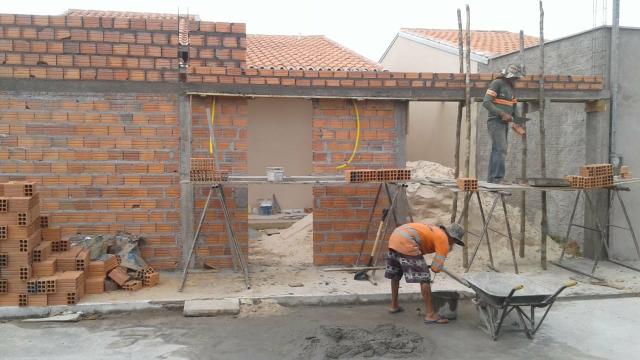 Rafael construindo e reformando