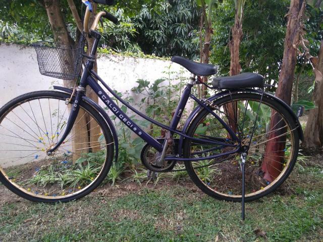 Torrando uma antiguidade bicicleta Ceci