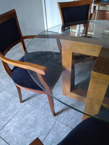 Mesa de vidrobredonda pes de madeira com 5 cadeiras estofadas de madeira - Foto 3