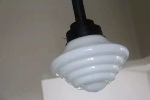 Luminaria Opaline Branca com Base de Metal - Original Anos 50