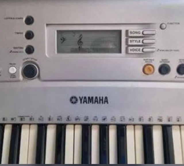 Teclado Yamaha PSR E3 13 perfeito estado,fonte nova,manual,porta partitura,mesa e bolsa de - Foto 5