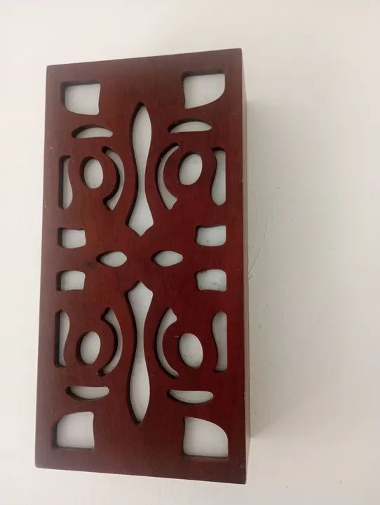 Arandela de madeira com design moderno. R$ 250 as duas