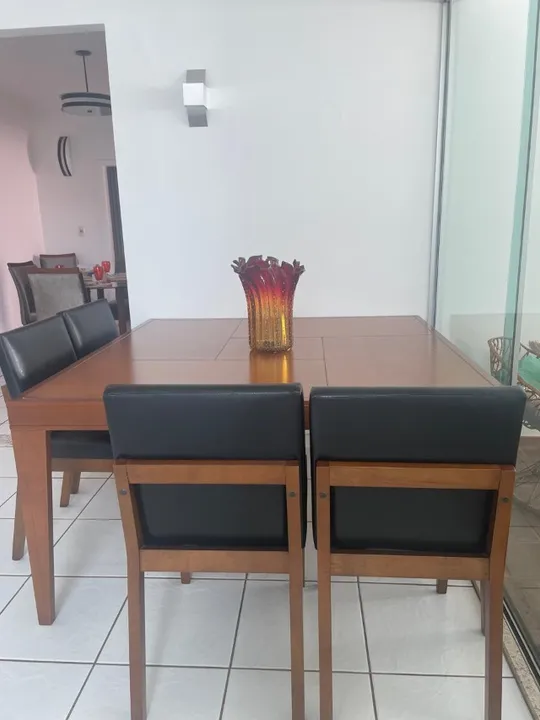 Conjunto de 4 Cadeiras de Jantar de Madeira. A mesa de jantar não está incluída no valor.
