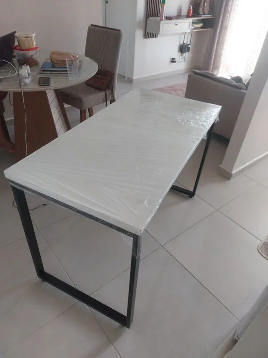 Mesa de Escritório Moderna em Branco - Foto 2