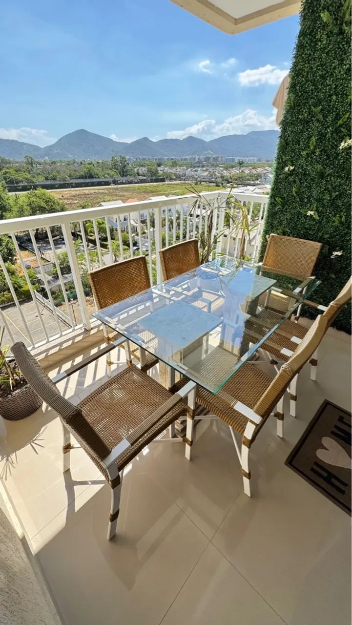 Mesa em Tampo de Vidro com 6 cadeiras