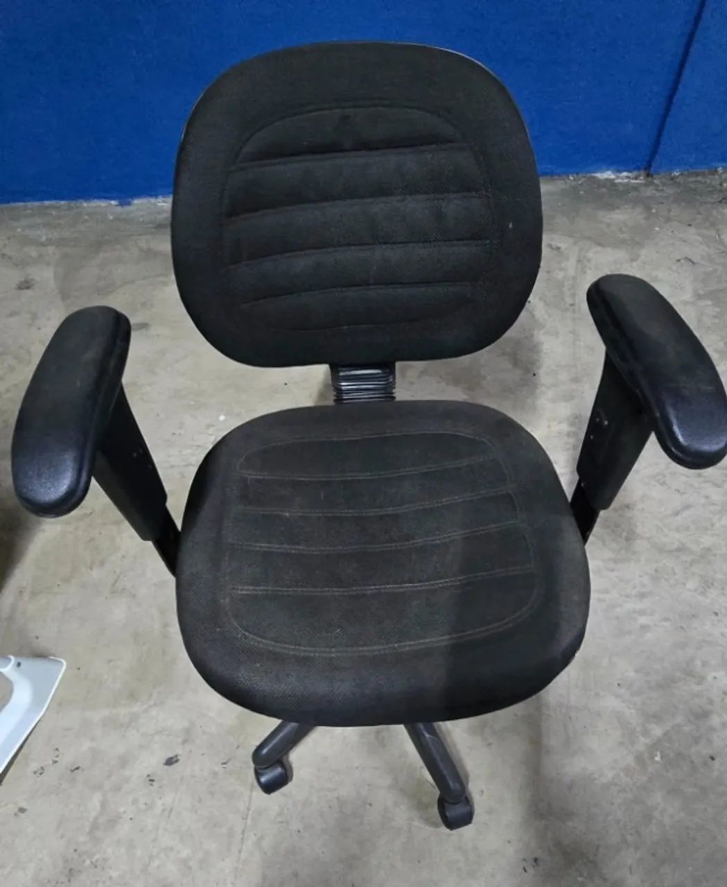 Cadeira giratória para escritório preta - encosto e braço articulável + Tapete 240 x 192cm