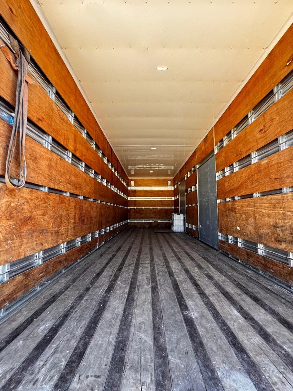 VOLVO VM270 50 MIL KM, MUITO CONSERVADO - Foto 8