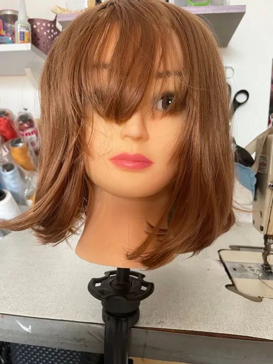 Peruca de cabelo castanho com franja - Foto 3