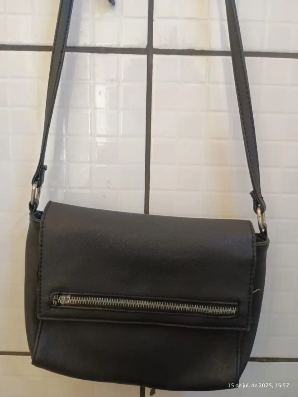 Bolsa de Ombro Preta com Zíper