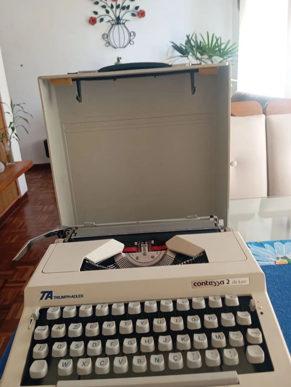 Máquina de escrever antiga 64861127591938121