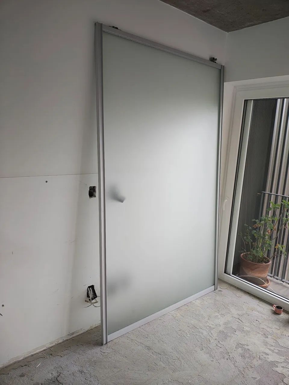 Divisória de vidro com cantoneira de alumínio.64861352655875122