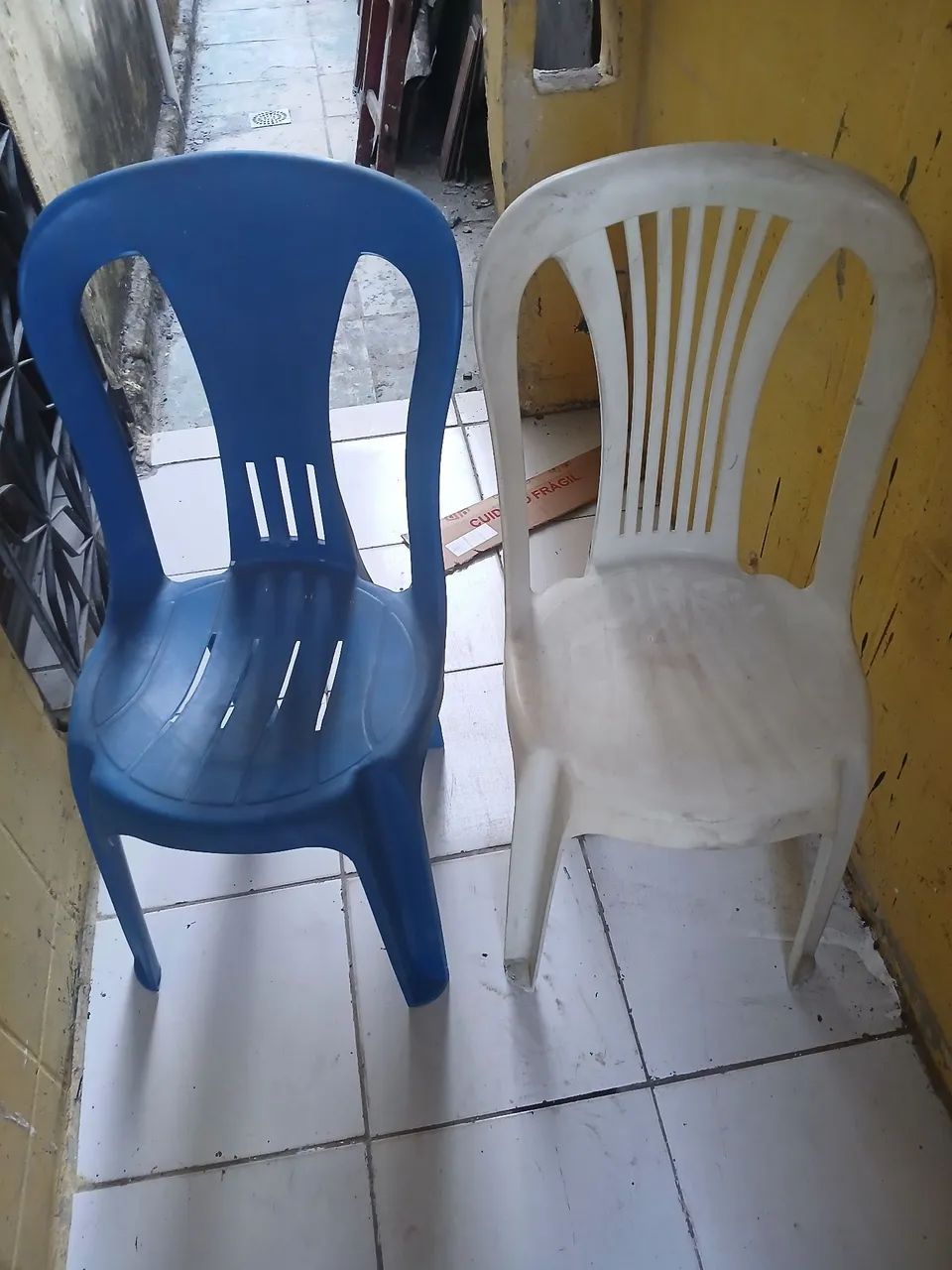 02 cadeiras plastico - Foto 2