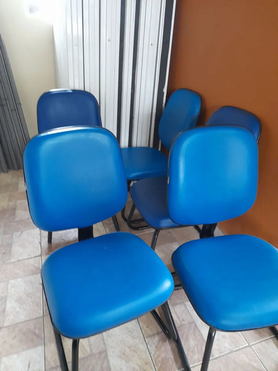Cadeira fixa azul - em perfeito estado 