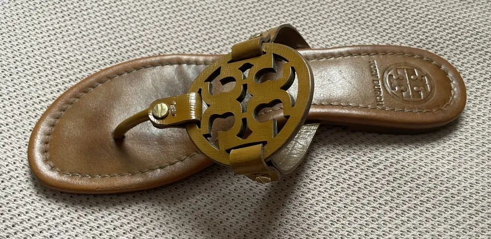 SANDALIA MILER TORY BURCH 37 COURO MARROM - Foto 4