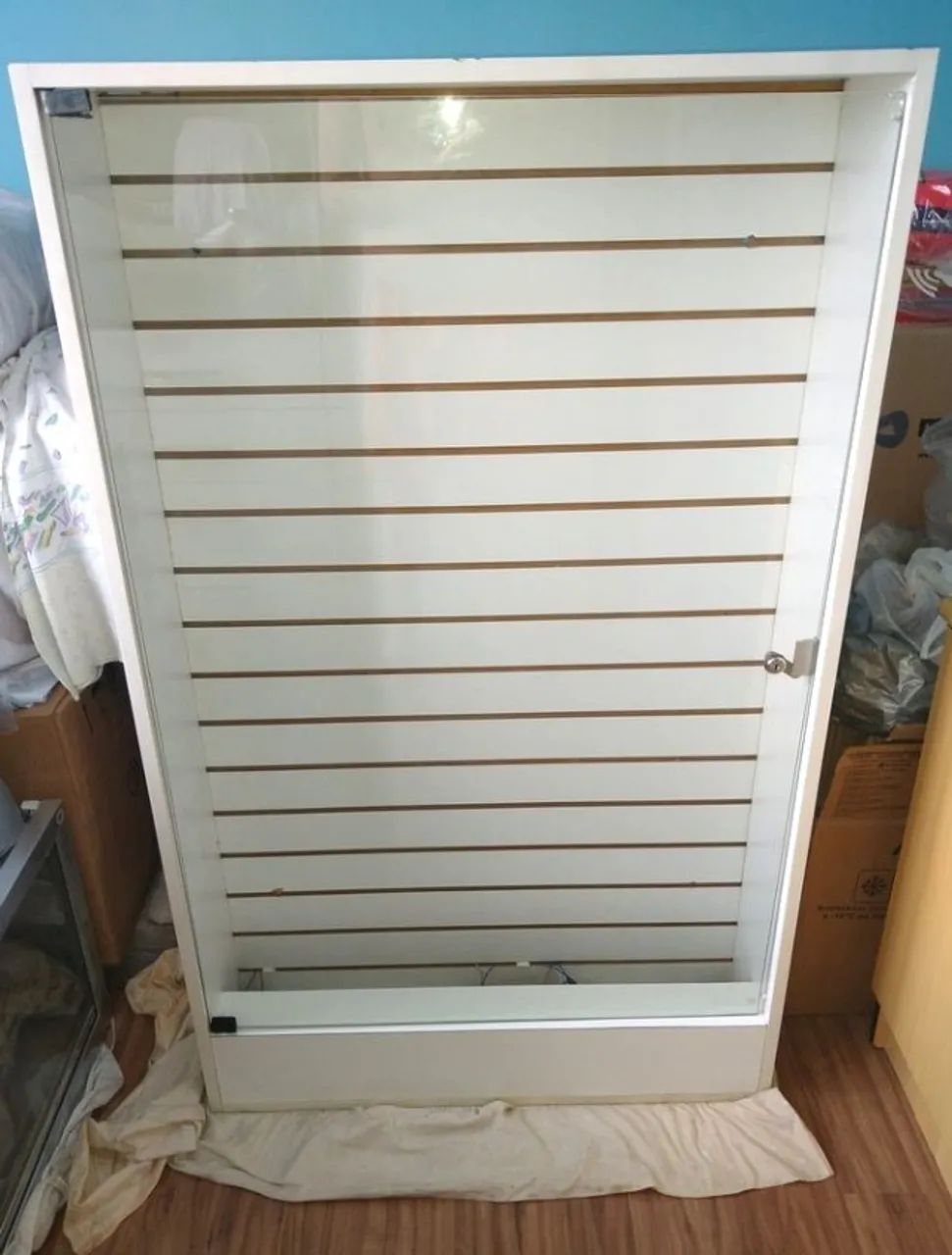Expositor em MDF Branco com Porta de vidro com Chave e Iluminado com Novo - Foto 2