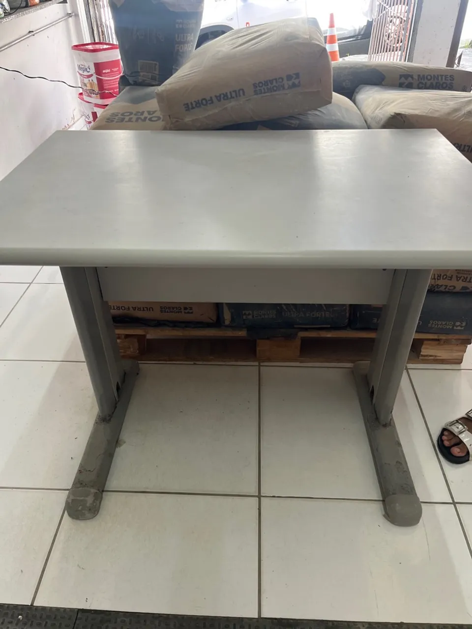 Mesa de escritório resistente e funcional