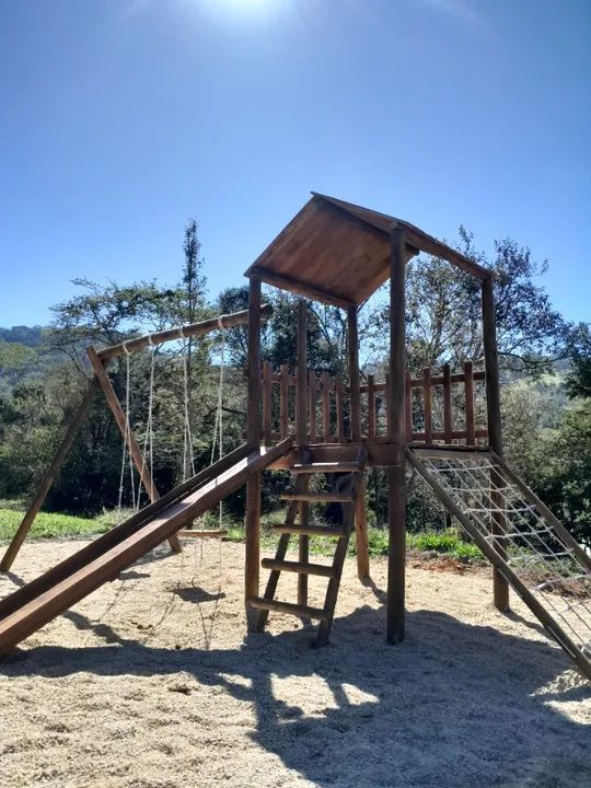 Playground de madeira com dois balanços