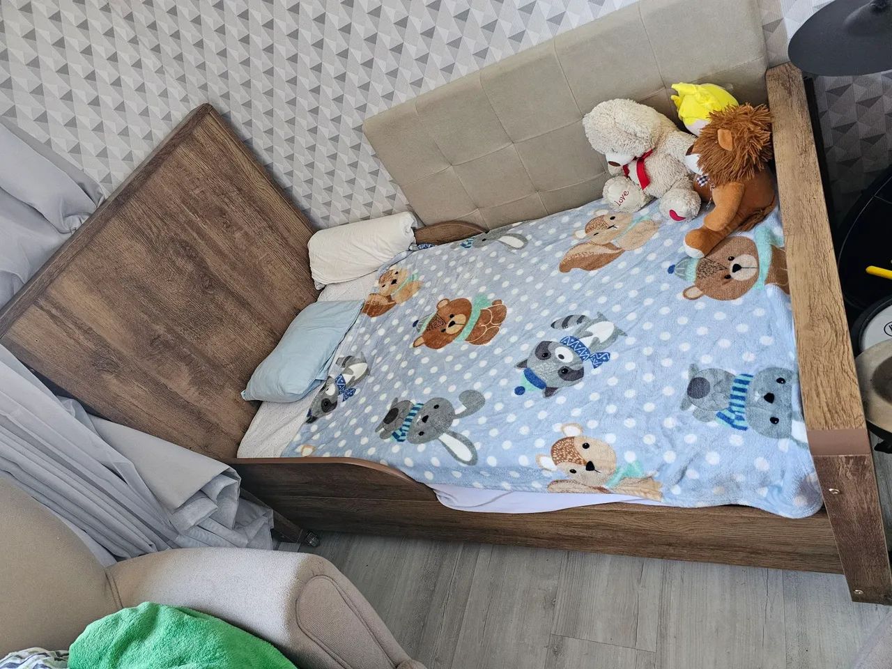 Berço de madeira com detalhes em tecido - Foto 2