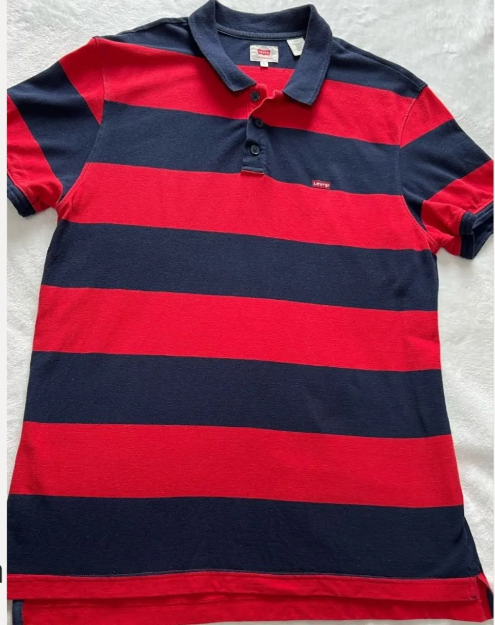 Camiseta Polo listrada vermelha e azul Levi's