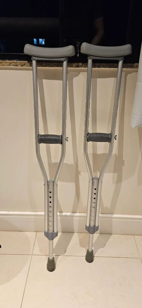 Par de muletas infantis em ótimo estado