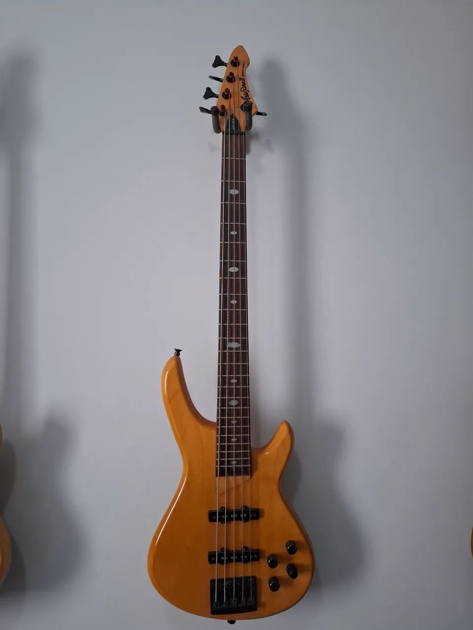 Baixo Aria Pro II Avante modificado (DiMarzio Area J, Aguilar OBP3