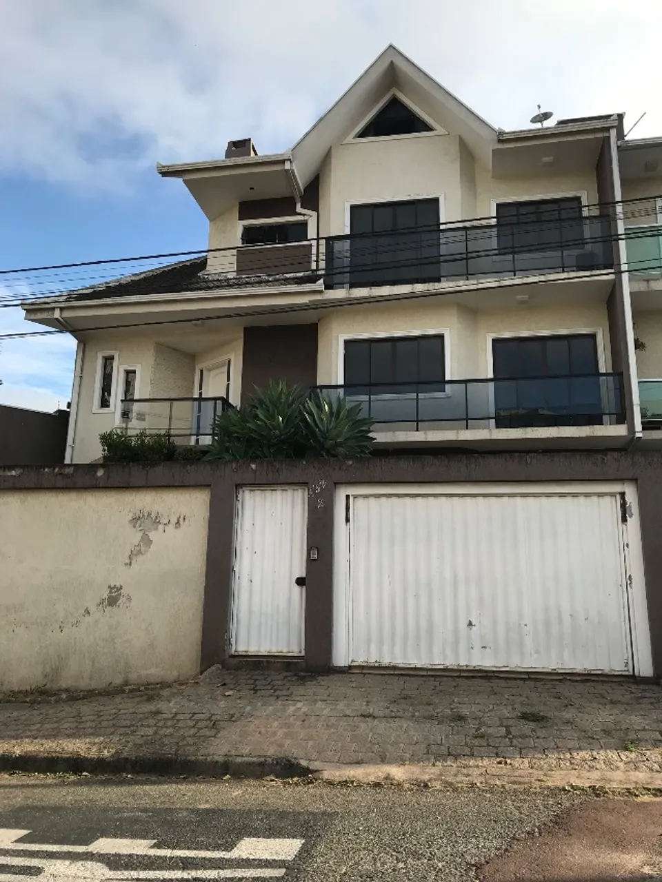 Aluga-se sobrado
